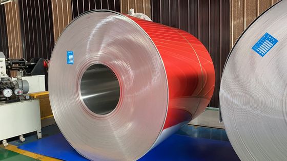 1050 1060 1100 3003 5052 5083 5754 6061 6063 8011 Aluminium en relief/en vente à chaud couvert par couleur pour plafond en aluminium