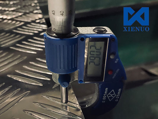 Plaque de bande de roulement brite en aluminium